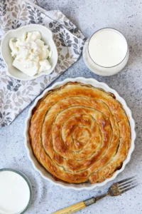 Babičin bosanski burek s hrustljavo zlato skorjico, zavit v spiralo.