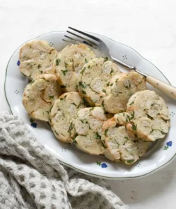 Tradicionalni kruhovi cmoki kot priloga k omaki