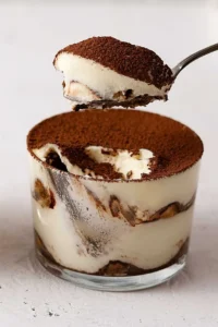 Tiramisu po italijansko s plastmi kave, mascarponeja in kakava.