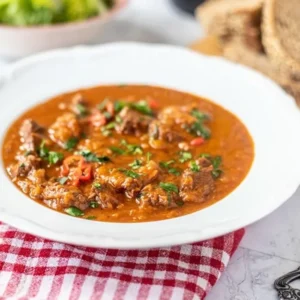 Hrvaški golaž z govejim mesom in zelenjavo, postrežen v skledi