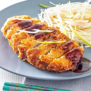 Tonkatsu - hrustljavo paniran japonski svinjski zrezek z zeljem in rižem