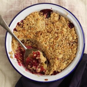 Jabolčni crumble z robidami in kepico sladoleda